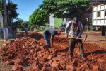 Municipalidad de Hernandarias realiza reparación de empedrado en los barrios