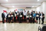 Entrega de Certificado de reconocimiento a las Instituciones Educativas que participaron en el desfile Estudiantil.