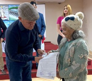 ENTREGA DE RESOLUCIONES DE ADJUDICACIÓN DEFINITIVA PARA LOS ADJUDICATARIOS DEL BARRIO LA VICTORIA