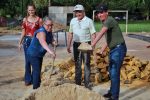 PALADA INICIAL Y VERIFICACIÓN DE LAS OBRAS DE CONSTRUCCIÓN DEL TINGLADO MULTIUSO CON PISTA REGLAMENTARIA DENTRO DEL PREDIO DE  PLAZA DEL BARRIO SAN RAMÓN