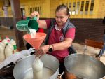 ENTREGA DE LECHE DE SOJA Y CHARLA EDUCATIVA EN ESCUELA DE HERNANDARIAS