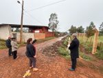 El intendente Nelson Cano recorrió hoy las calles 13 de Junio y San Cayetano, donde se están coordinando trabajos de canalización y mejoramiento vial en la zona.