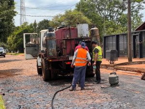 El intendente Lic. Emiliano Nelson Cano estuvo verificando la obra de asfaltado en la calle Ybyraró, del barrio Mariscal López.