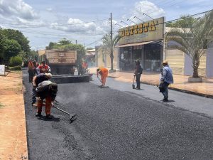 Esta tarde, el intendente Lic. Nelson Cano estuvo verificando la nueva obra de capa asfáltica sobre la calle Gral. Bruguez.
